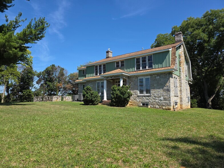 More Photos Of 328 Buckmarsh St, Berryville Flex For Sale