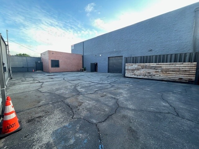 More Photos Of 220 W 21st St, Los Angeles Warehouse For Lease