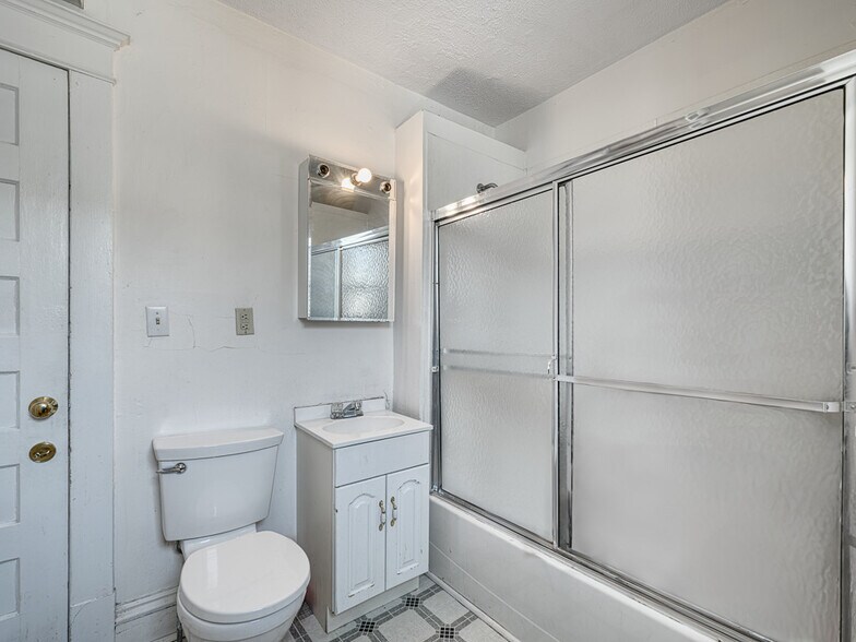 More Photos Of 1124 Grand Ave, Saint Paul Freestanding For Sale