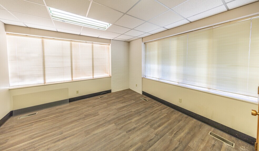 More Photos Of 5 Briercroft Office Park, Lubbock Office For Sale