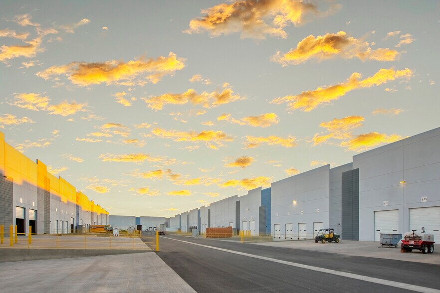 More Photos Of 7250 S Sossaman Rd, Mesa Distribution For Lease