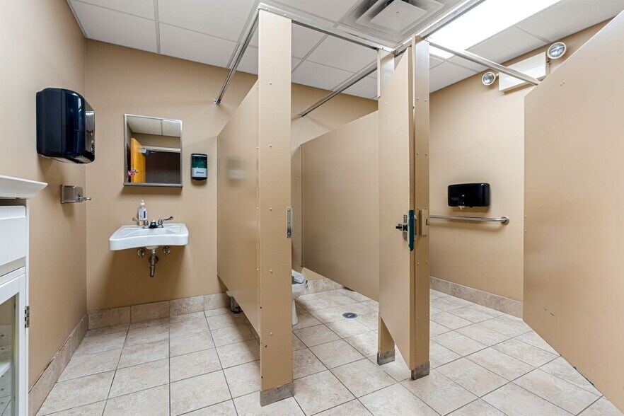 More Photos Of 222 Pearl St, New Albany Office Residential For Sale