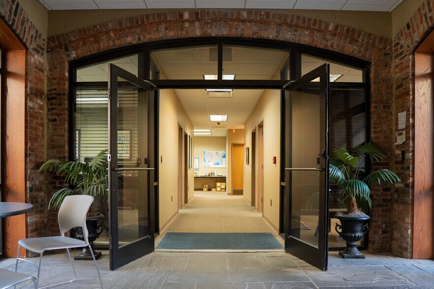 More Photos Of 602 Crescent Pl, Ridgeland Office For Lease