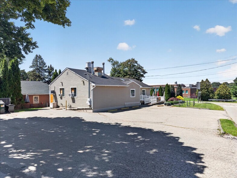More Photos Of 11 E Pattagansett Rd, Niantic Restaurant For Sale