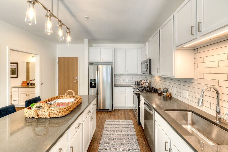 More Photos Of 1555 Ellinwood Ave, Des Plaines Apartments For Lease