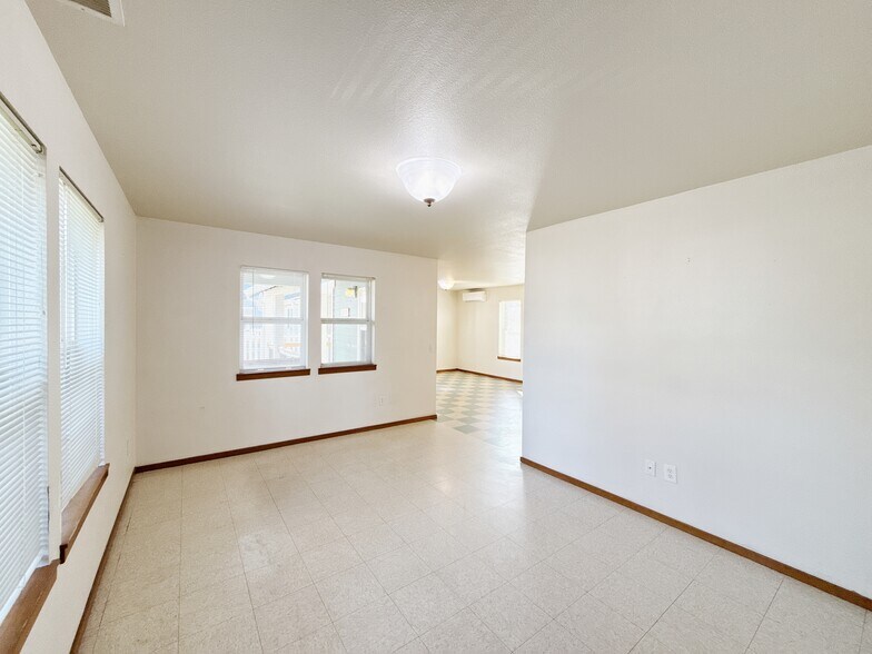 More Photos Of 217 NE 192nd Ave, Portland Flex For Sale