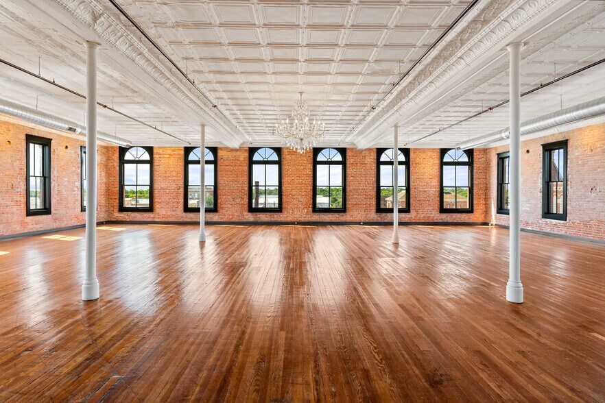 More Photos Of 119 W San Antonio St, Lockhart Storefront Retail Office For Lease