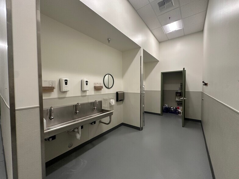 More Photos Of 2049 W Steele Ln, Santa Rosa Warehouse For Sale