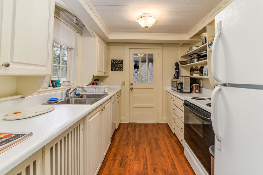 More Photos Of 145 Melrose Ave, Tryon Apartments For Sale