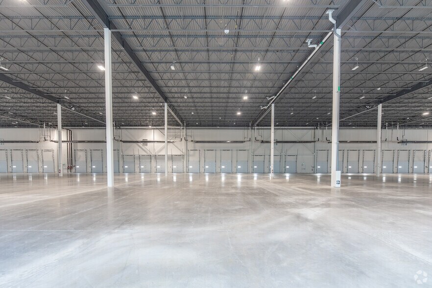 More Photos Of 112 E Beaver Creek Rd, Richmond Hill Warehouse For Lease