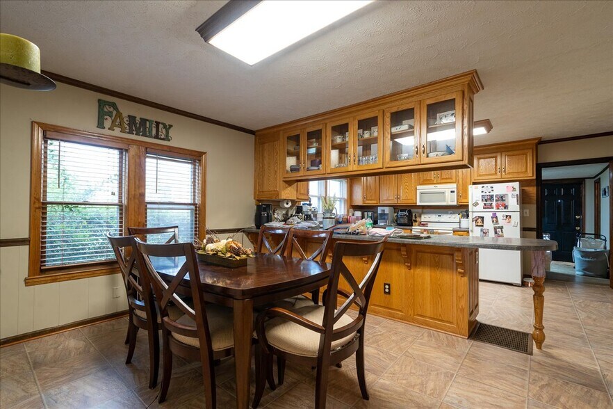 More Photos Of 317 General Daniel Ave N, Danielsville General Retail For Sale