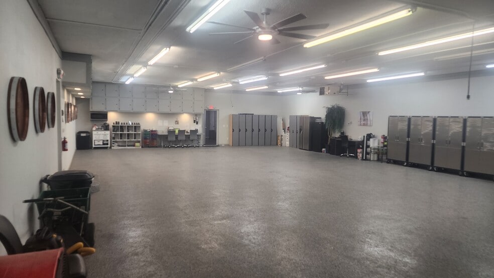 More Photos Of 1525 E Army Post Rd, Des Moines Auto Repair For Lease