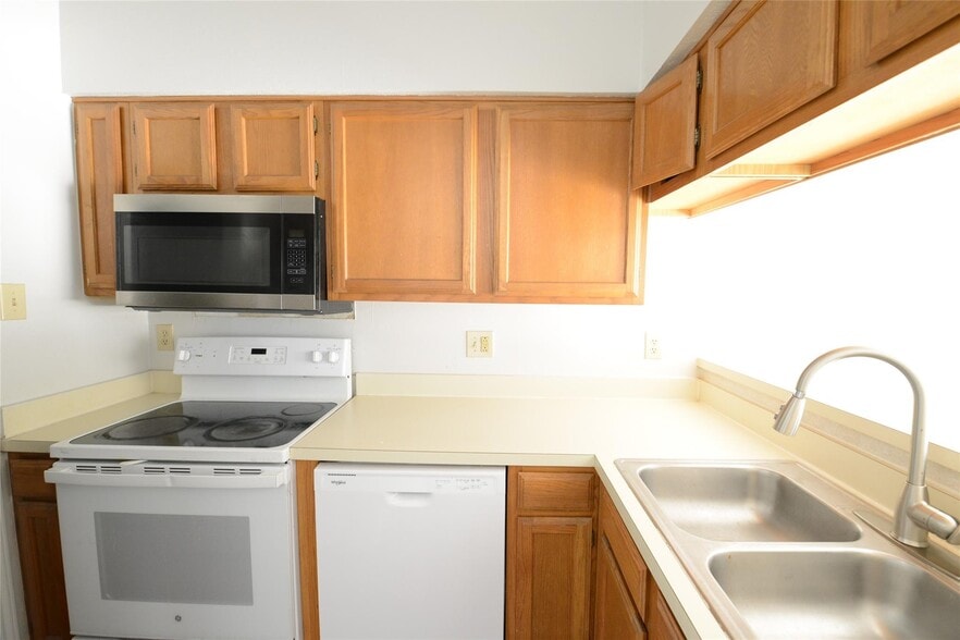 More Photos Of 501 Arbor Creek Dr, Euless Apartments For Sale