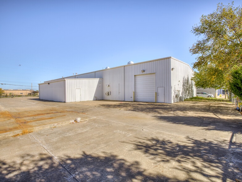 More Photos Of 10910 E 55th Pl, Tulsa Manufacturing For Sale