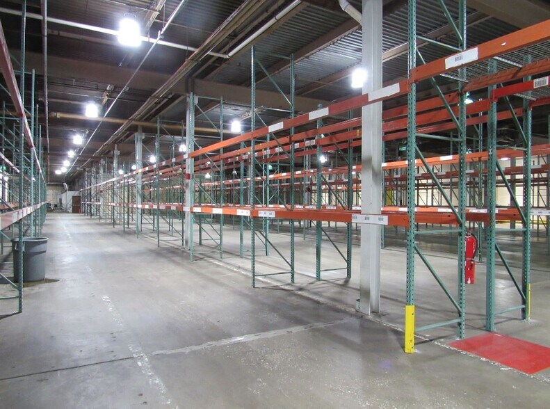 More Photos Of 146 W Country Club Rd, Hamer Manufacturing For Lease