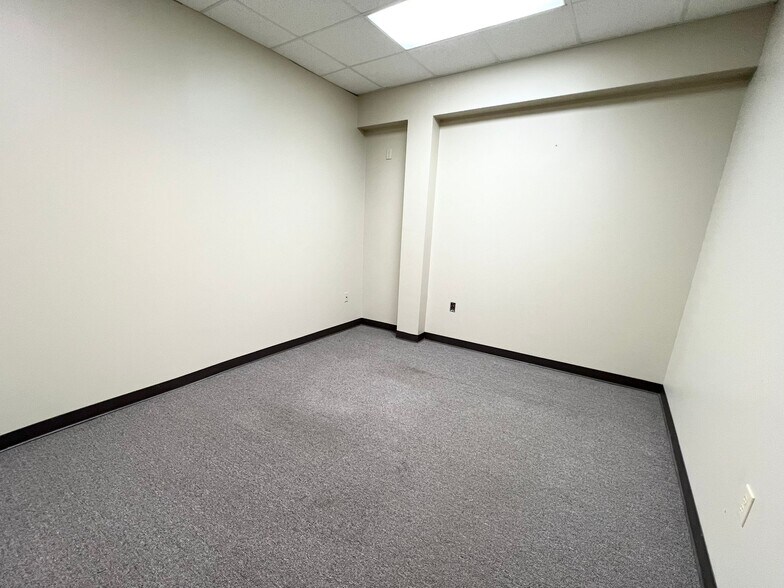 More Photos Of 100 Briarwood West Dr, Jackson Office For Lease