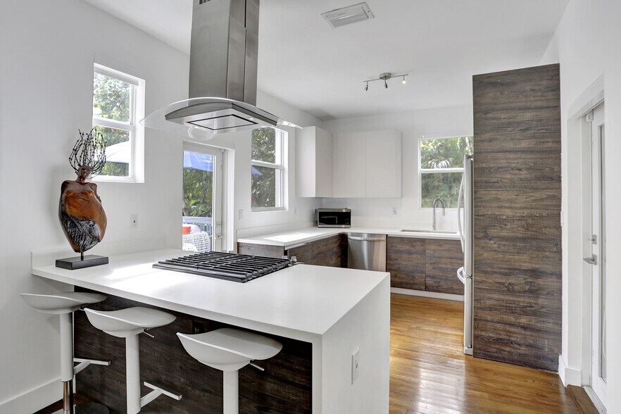 More Photos Of 430 Ne 121st St, Biscayne Park Movie Radio TVStudio For Sale