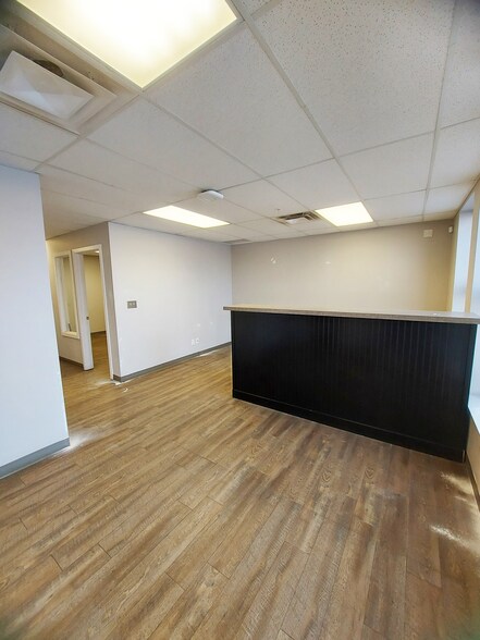 More Photos Of 106 Queensland Cres Bay #150, Red Deer County Light Distribution For Lease