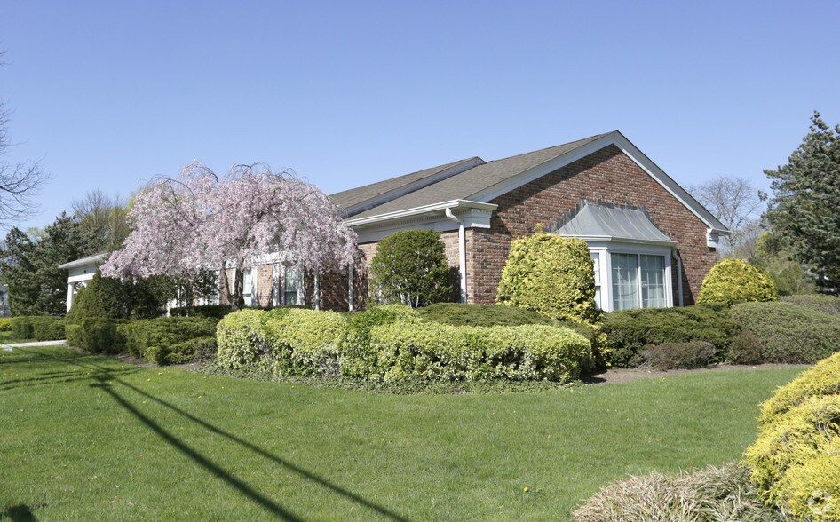 More Photos Of 245 Lake Ave, Saint James Bank For Lease