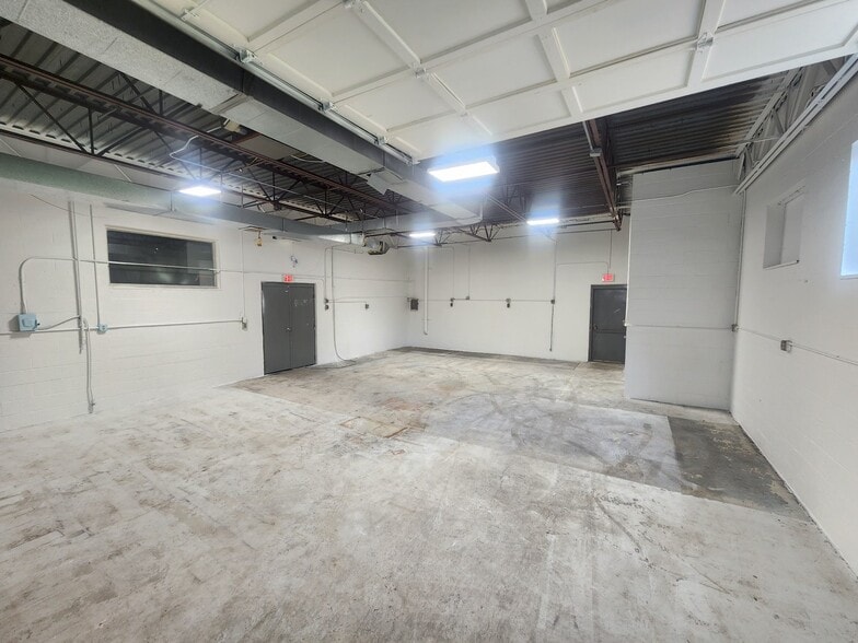 More Photos Of 925 Sherman Ave, Hamden Warehouse For Lease