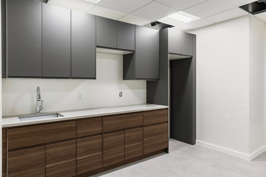 More Photos Of 1051 Franklin Ave, Garden City Office For Sale