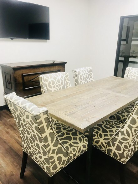 More Photos Of 1100 W Main St, Tomball Office For Lease