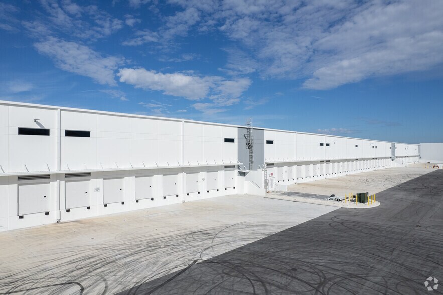 More Photos Of 10702 NW 147 St, Hialeah Gardens Distribution For Lease