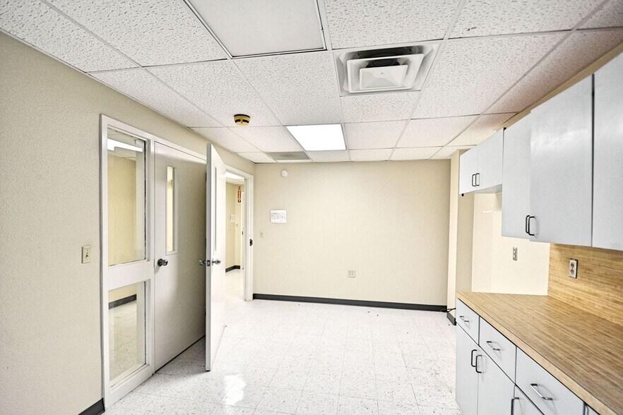 More Photos Of 109-111 N River St, Seguin Office For Sale
