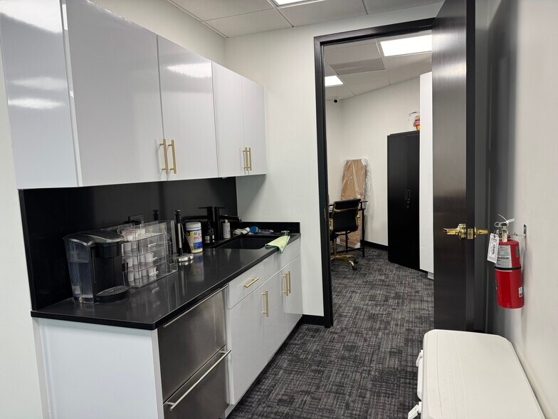 More Photos Of 1819 Main St, Sarasota Office Residential For Lease