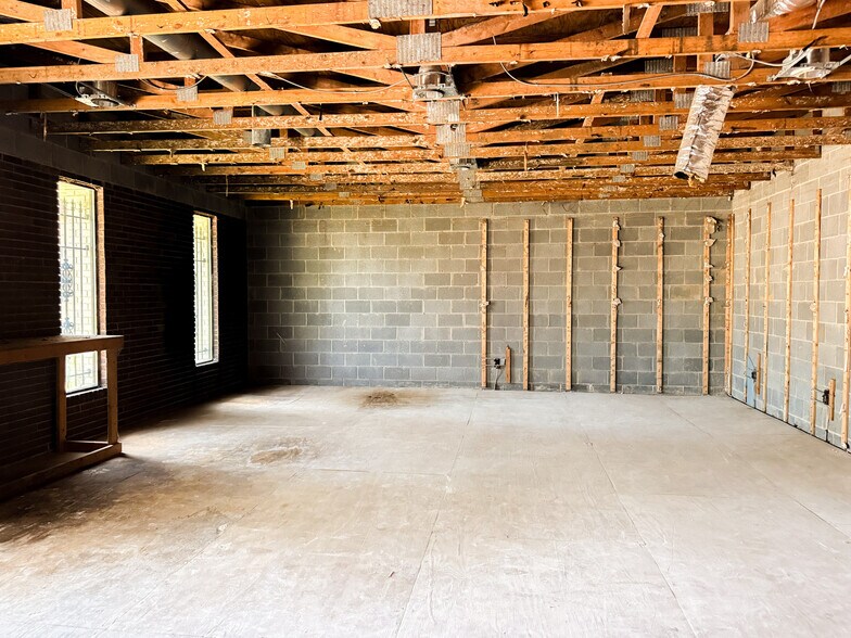 More Photos Of 24831 John R Rd, Hazel Park Storefront Retail Office For Lease