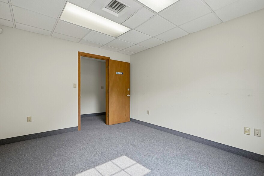 More Photos Of 37 Pierce St, Northborough Office For Sale