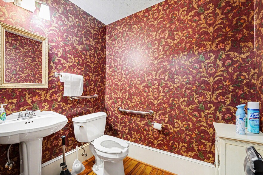 More Photos Of 188 N Main St, Mooresville Storefront Retail Office For Sale