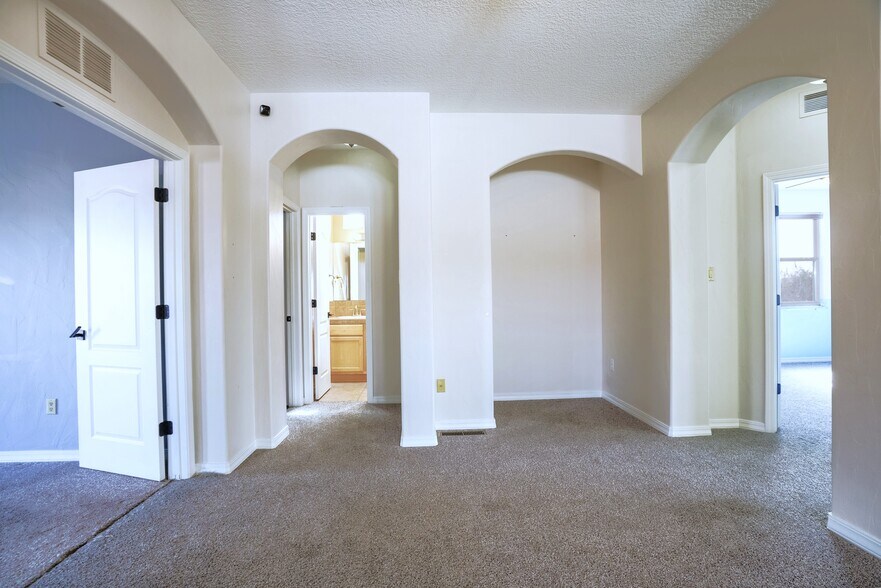 More Photos Of 4316 Beresford Ln Nw, Albuquerque Flex For Sale