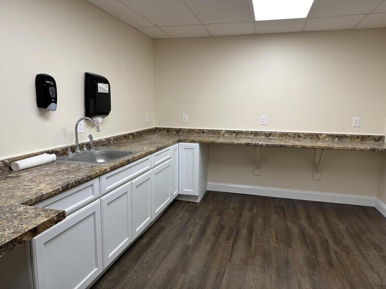 More Photos Of 521 Vischer Ferry Rd, Clifton Park Medical For Lease