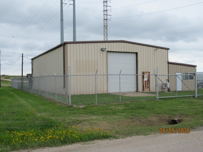 More Photos Of 530 E 2nd St, Freeport Warehouse For Lease