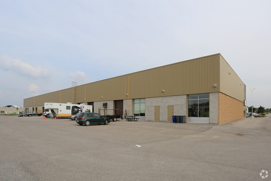 More Photos Of 121 Commerce Park Dr, Barrie Light Distribution For Lease