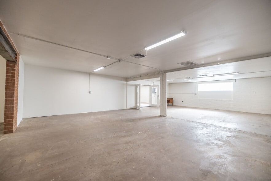 More Photos Of 2423 W Campbell Ave, Phoenix Warehouse For Sale