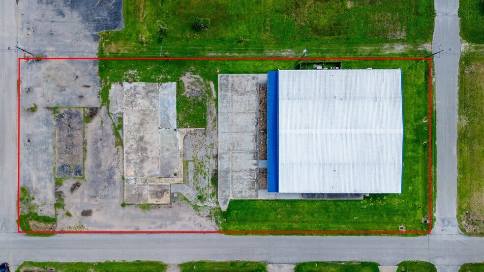 More Photos Of 116 S Avenue D, Freeport Service For Lease