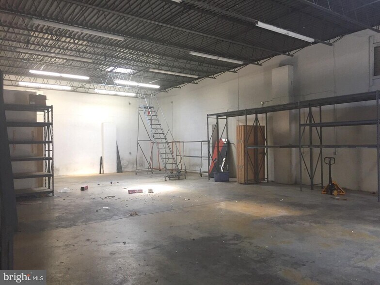 More Photos Of 86 Tomlinson Rd, Huntingdon Valley Light Distribution For Lease