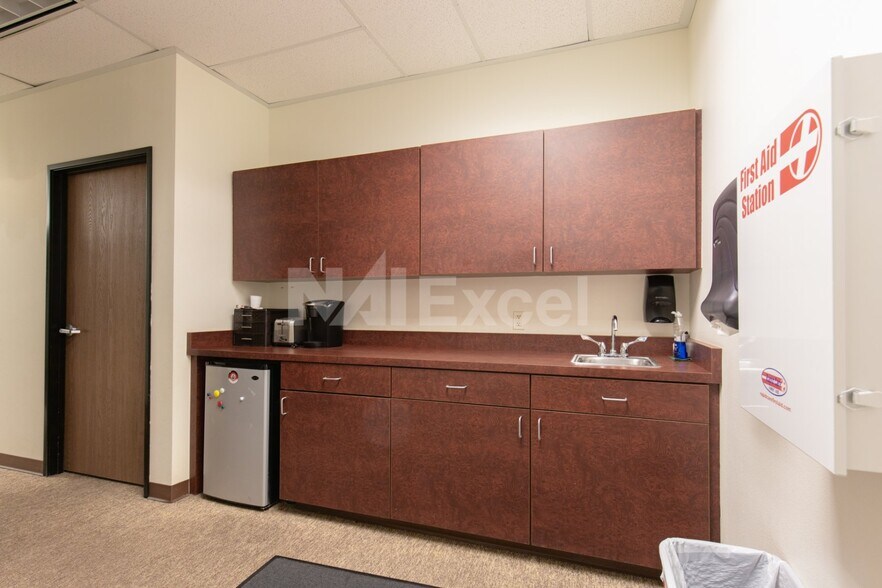 More Photos Of 1710 Whitney Mesa Dr, Henderson Warehouse For Lease