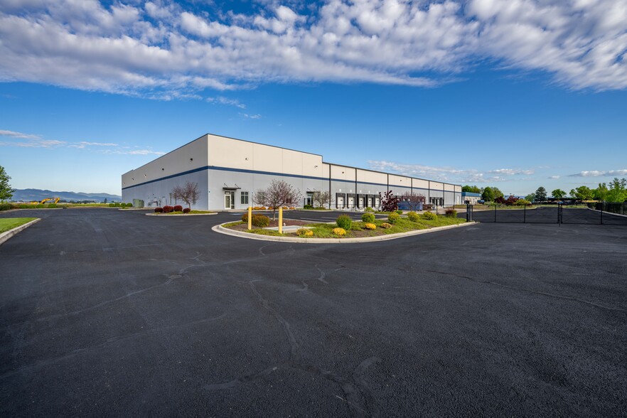 More Photos Of 4689 Industry Dr, Medford Distribution For Lease