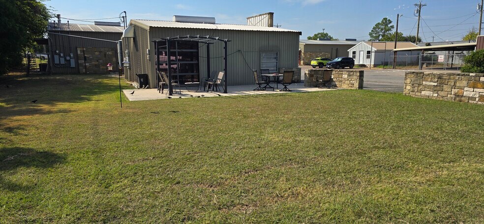 More Photos Of 206 Kings Plz, Granbury Freestanding For Sale