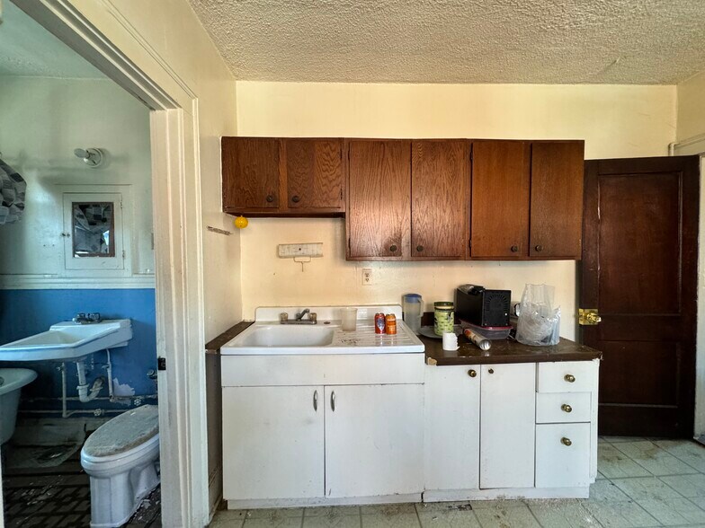 More Photos Of 102 Rowe Ave, Hartford Apartments For Sale
