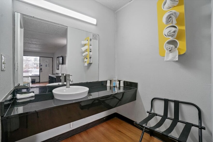 More Photos Of 105 Riverside Pky, Macon-Bibb Hotel For Sale