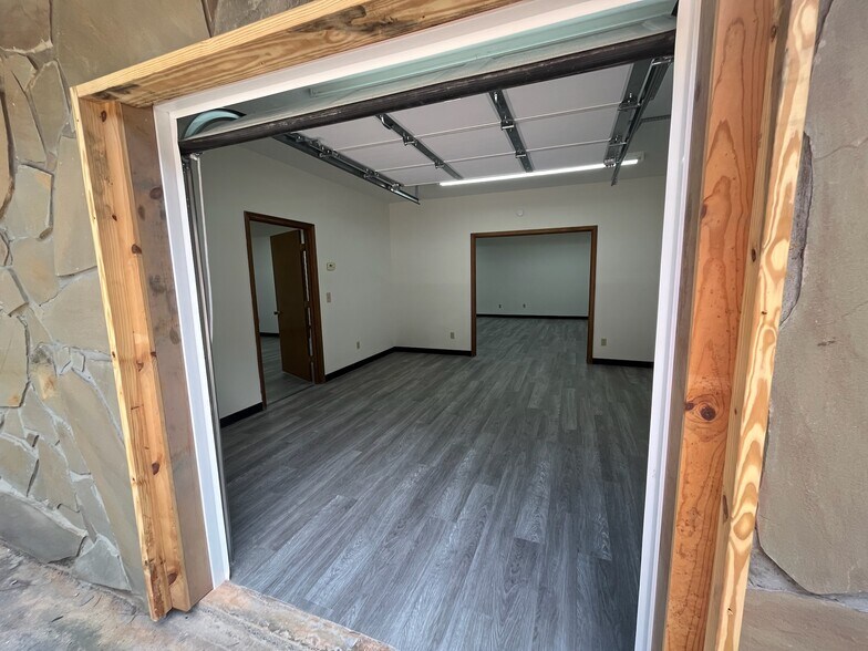 More Photos Of 109 Elliott Industrial Dr, Woodstock Flex For Lease