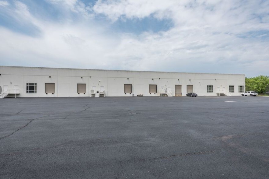 More Photos Of 4170 Lafayette Center Dr, Chantilly Light Distribution For Sale