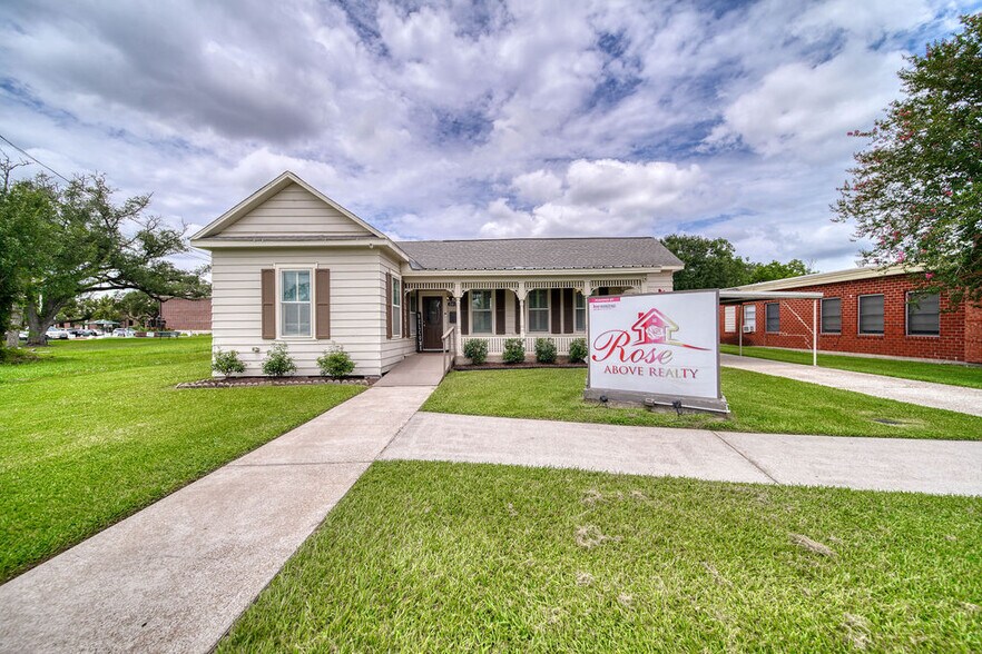 More Photos Of 2813 45th St, Dickinson Storefront Retail Residential For Sale