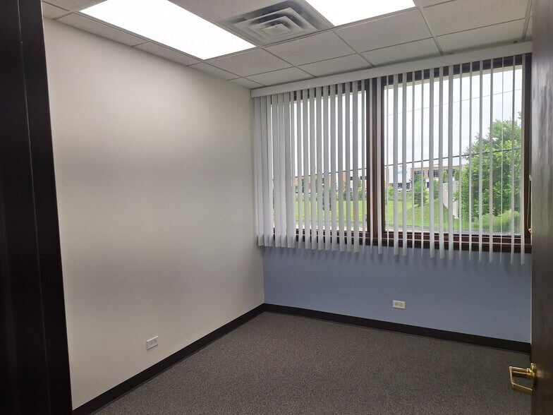 More Photos Of 600 E Higgins Rd, Elk Grove Village Office For Lease