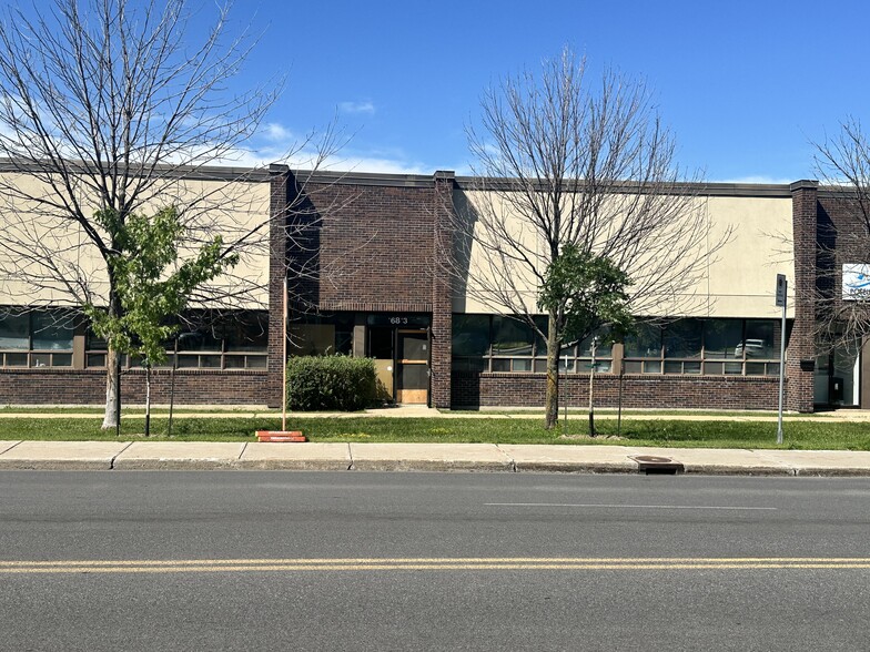 More Photos Of 16791-16821 Boul Hymus, Kirkland Warehouse For Lease