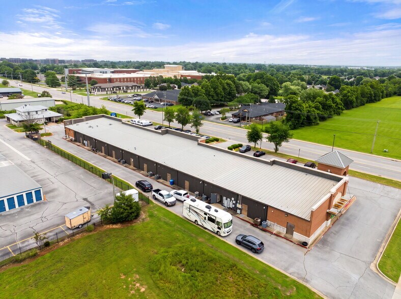 More Photos Of 2200 SE J St, Bentonville Storefront For Lease
